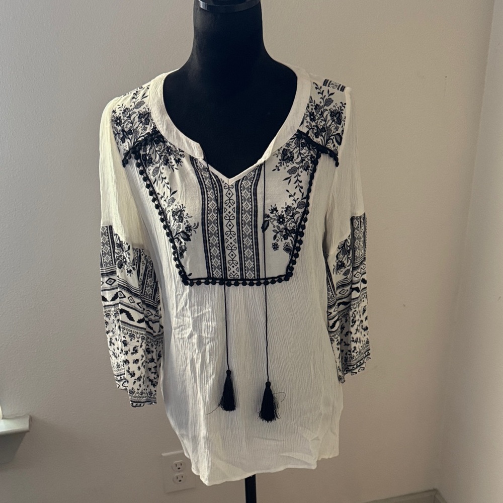 Fig & Flower Women's white black print Top / blouse bohemian split collar Sz M